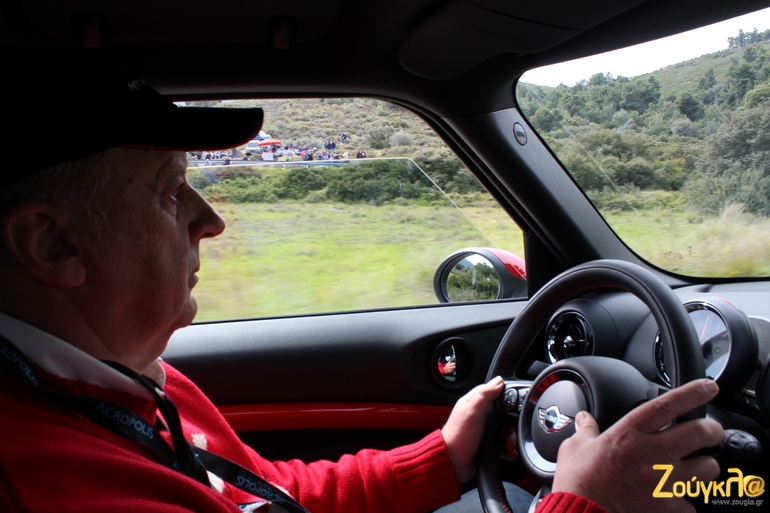 Ο Νίκος Κόγιας έδειξε πως πίσω από το τιμόνι ενός γρήγρου αυτοκινήτου τα πάει καλά. Μήπως να τρέξει κανά αγώνα αντί να κάθεται να σκάει από τη θέση του αλυτάρχη;