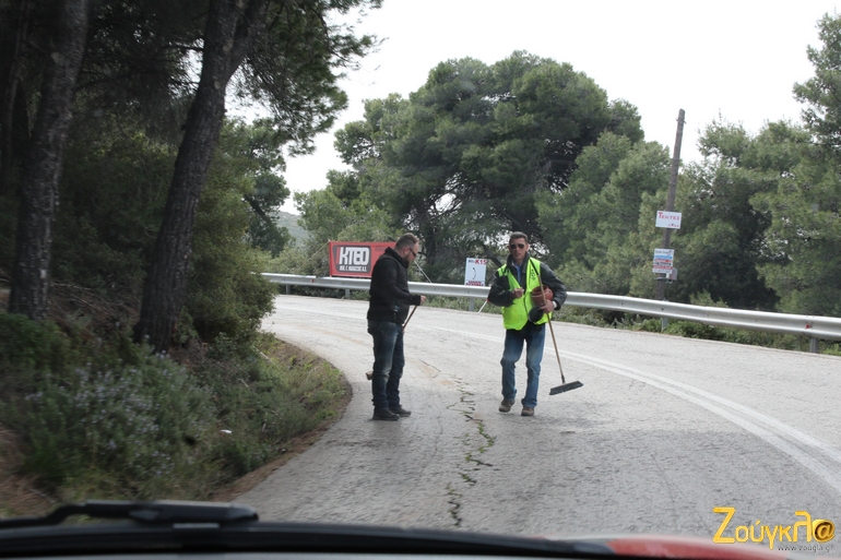 Πολύ.. σκούπα έπεσε όταν χύθηκαν τα λάδια από αγωνιστικό αυτοκίνητο!
