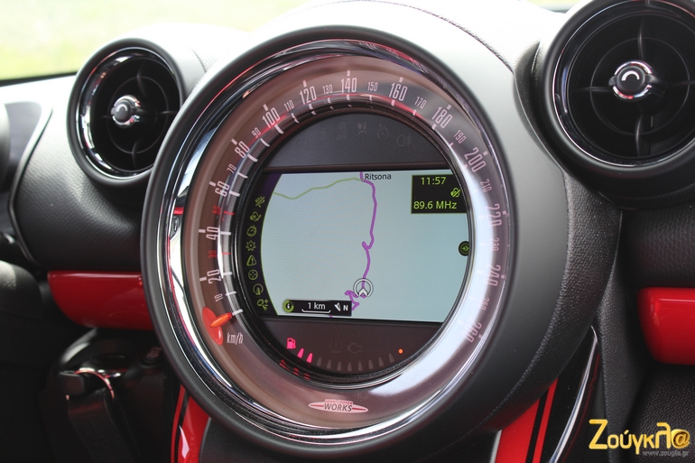 Ριτσώνα και στην οθόμη της κεντρικής κονσόλας...