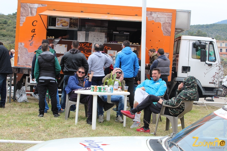 Από αριστερά: 'Εγώ ήπια μόνο δύο', 'εγώ δεν θυμάμαι', 'Ε, ρε γέλιο, τα χουν τσούξει αυτοί', 'κάτσε να κρυφτώ να μη με δει η κοπέλα μου γιατί της είπα ότι θα πάω εκκλησία'....