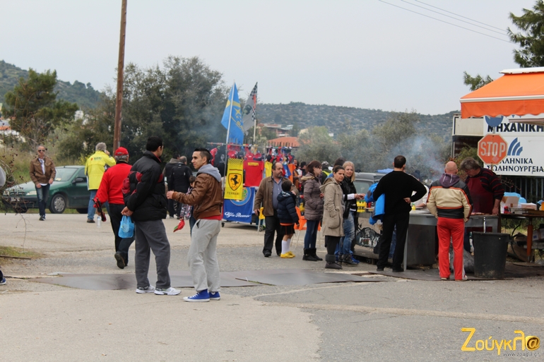Πάντα οι καντίνες έχουν κόσμο...