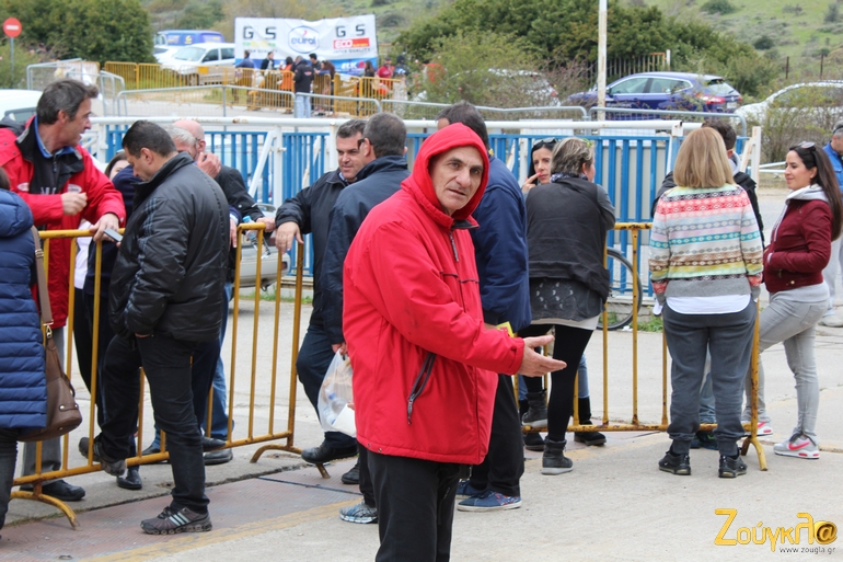 Ο μίστερ παγκόσμιος θα μπορούσε να έχει ντυθεί και.... κοκκινοσκουφίτσα!!!!