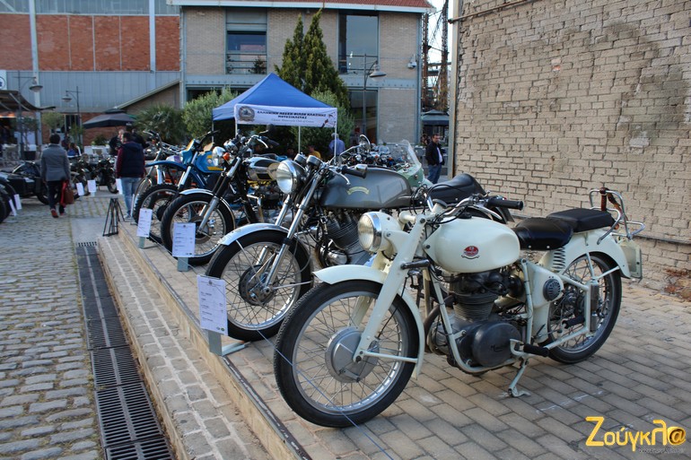 Δεν υπάρχει κλασική μοτοσικλέτα που να μην σε κάνει να γυρίζεις το κεφάλι... Μπράβο στους ιδιοκτήτες τους που θα διατηρούν σε τέτοια κατάσταση...