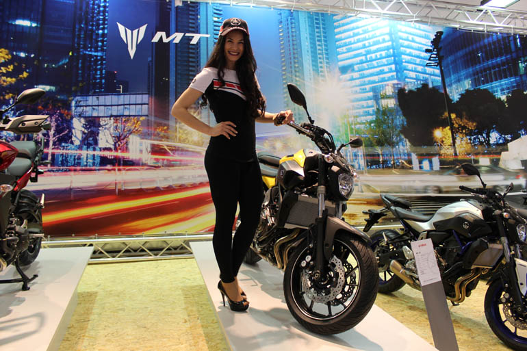 Στο περίπτερο της Yamaha που έχει ανέβει πολύ ψηλά σε πωλήσεις....
