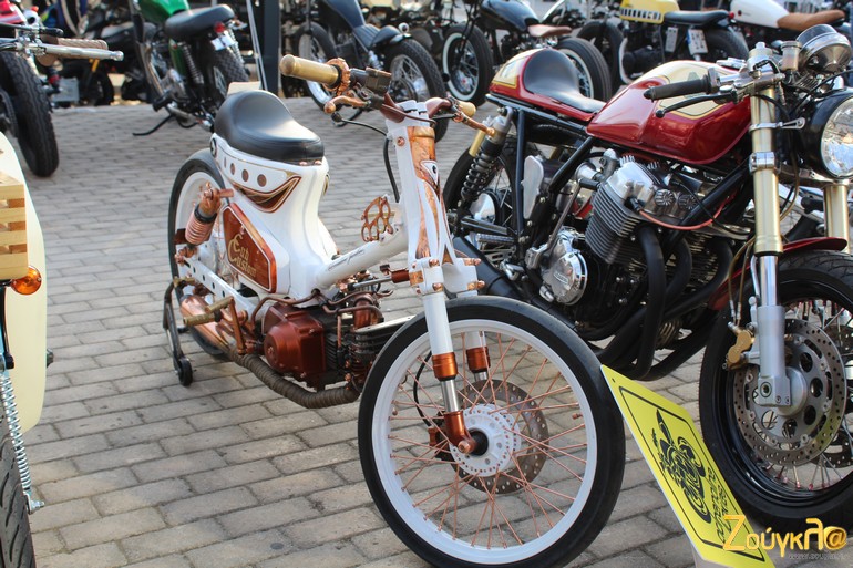 Τι να γράψεις βλέποντας αυτό το μηχανάκι; Ο ιδιοκτήτης του σίγουρα θα έχει φάει όλη του τη ζωή για να το φτάσει σε αυτή τη εντυπωσιακή κατάσταση...