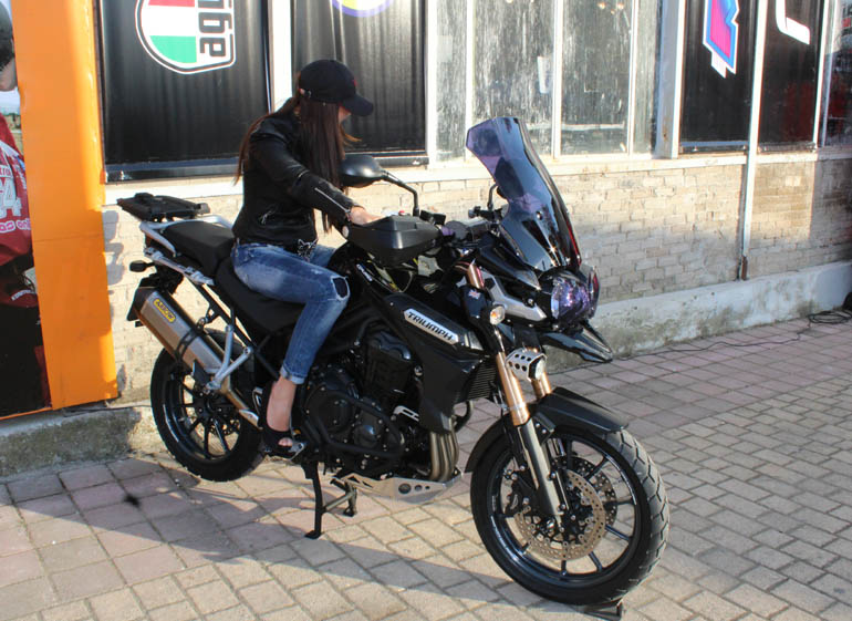 Όταν είπαμε ότι είμαστε από τη Zougla το κορίτσι κρύφτηκε!!!! Ε, καλά δεν... δαγκώνουμε....