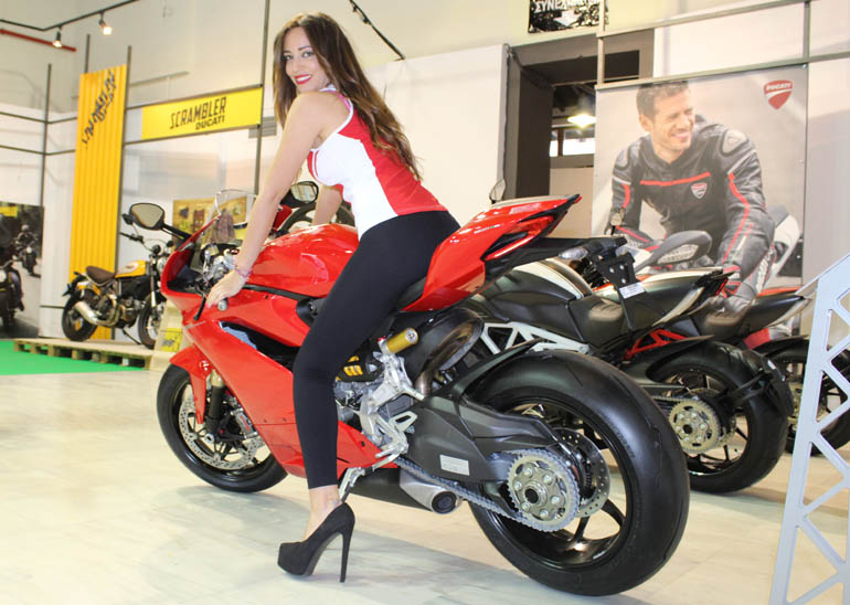 Από όπου και να κοιτάξεις το Ducati σου... βγαίνουν τα μάτια!