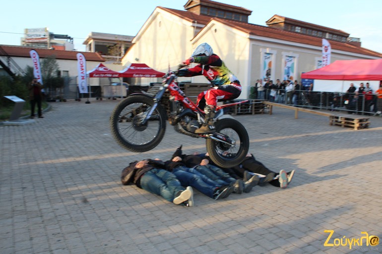 Είχε και επιδείξεις στο Festival. Στην φωτό ο γνωστός αγωνιζόμενος Λευτέρης Πίππος κάνερι άλμα πάνω από υποψήφια... 'θύματα'!!!