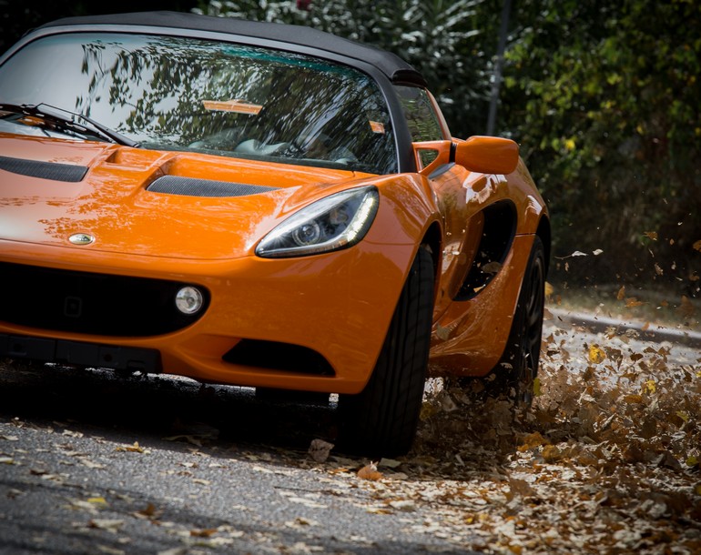 Βρισκόμενος πίσω από το cockpit της Elise το μόνο που θέλεις είναι να πατήσεις το γκάζι...