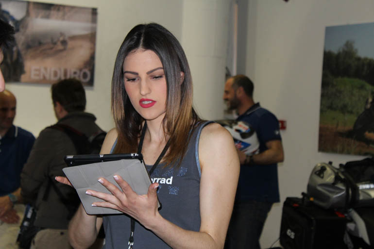 Στο περίπτερο της BMW...