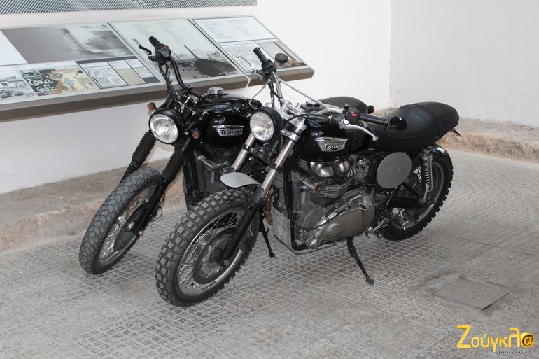 Λίγο πριν μπεις στην αίθουσα που φιλοξενούνταν οι μηχανές της Triumph...