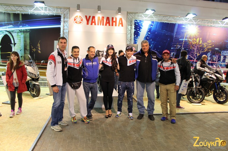 Ο διευθυντής της Yamaha (αριστερα) Γιώργος Λεβαδίτης με όλο το αγωνιστικό team της ομάδας... 