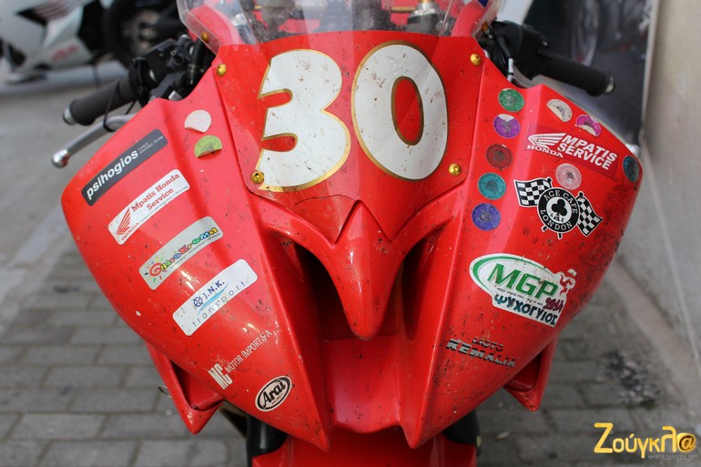 Η μοτοσικλέτα του Ψυχογιού με όλα τα... μηγάκια από το Isle Of Man. Φανταστείτε πως μπορεί να έπεσαν πάνω της με 300 χλμ./ώρα!!!