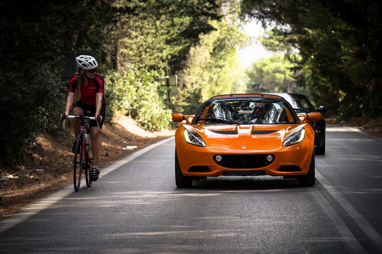 Δύο μέσα μεταφοράς και δύο διαφορετικοί κόσμοι.... Σε κάθε περίπτωση απολαμβάνεις τη βόλτα...