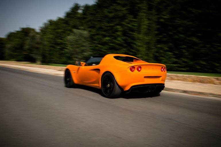 Η επιτάχυνση από στάση στα 100 χλμ./ώρα έρχεται σε 6.5 δευτερόλεπτα...