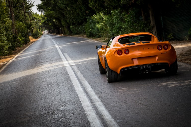 Καλές οι ευθείες αλλά με μία Lotus αναζητάς απεγνωσμένα στροφές...