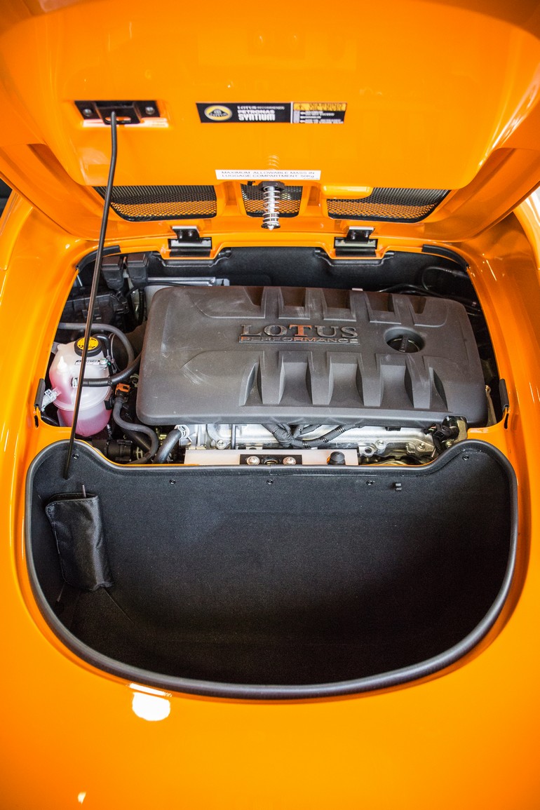 Ο κινητήρας των 1.600 κ.εκ. βρίσκεται στο πίσω μέρος. Εκεί υπάρχει και ο... χώρος αποσκευών