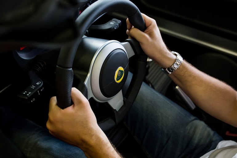 Η αίσθηση που σου μεταδίδει το τιμόνι είναι μοναδική. Αυτό που πρέπει να κάνεις είναι να το αγκαλιάσεις και να το καθοδηγήσεις...