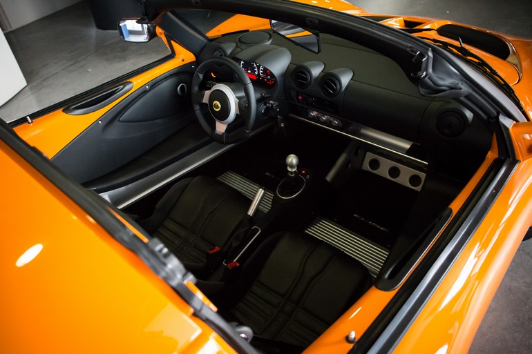 Απλό και λιτό το εσωτερικό... Είναι κάτι που δεν ενδιαφέρει σημαντικά τον πελάτη της Elise....