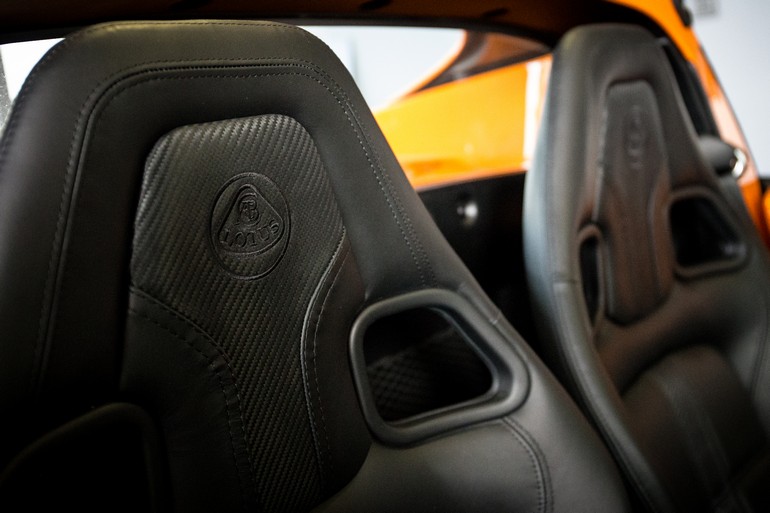 Το λογότυπο της Lotus  βρίσκεται ραμμένο πάνω στα καθίσματα...
