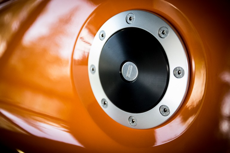 Ξεχωριστή και σπορ ακόμα και η τάπα της βενζίνης...