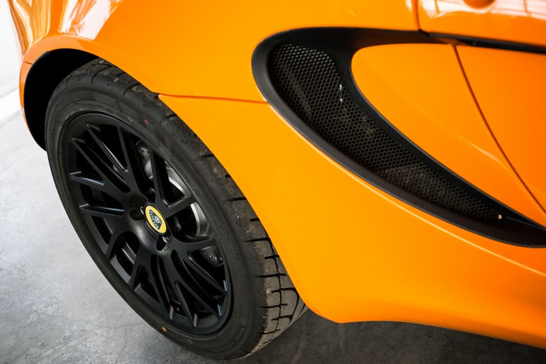 Αεραγωγός στο τελείωμα της πόρτας για στέλνει αέρα στον κινητήρα...