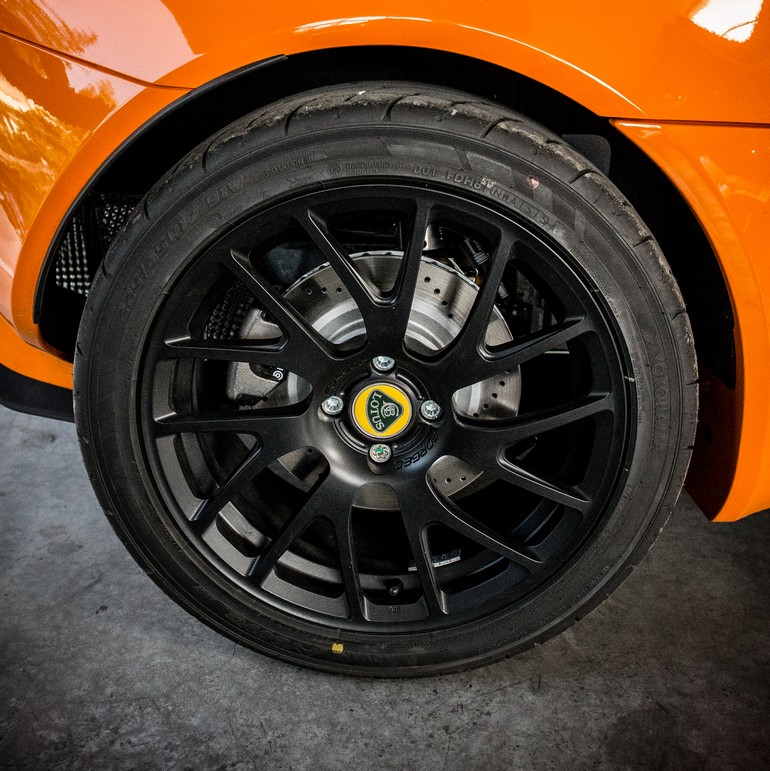 Σπορ ζάντες αλουμινίου. 16 ιντσών εμπρός και 17 πίσω...