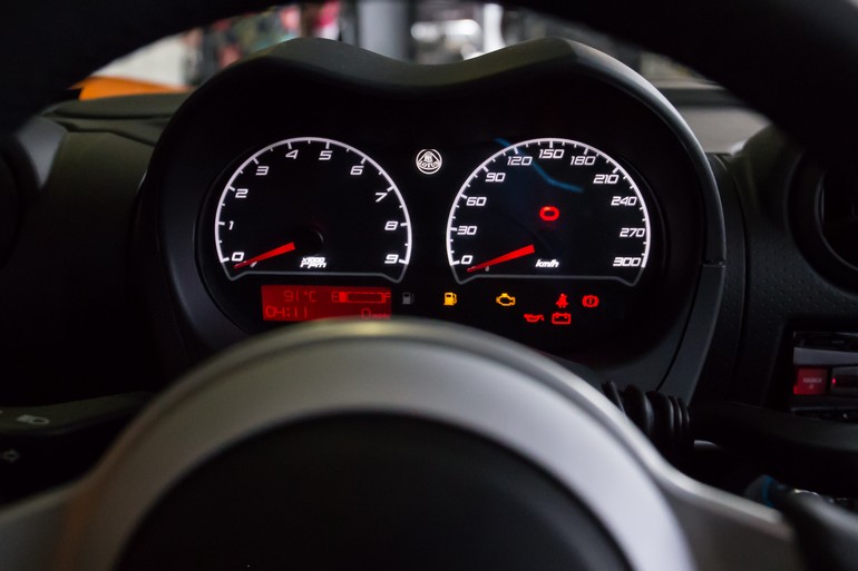 Είπαμε... Λιτό εσωτερικό, λιτός και ο πίνακας οργάνων...