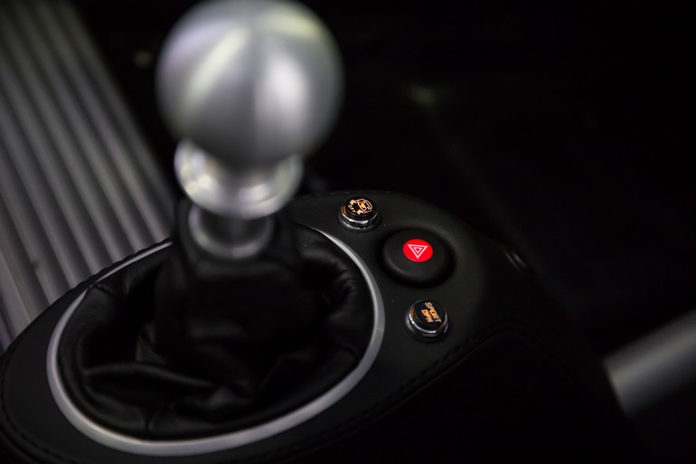 Ένα κουμπί για τα αλάρμ και δύο για να απολαμβάνεις ανάλογα με τα γούστα την οδήγηση....