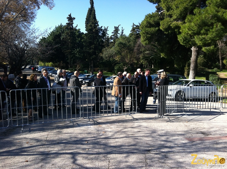 Δημοσιογράφοι στη σειρά για να περάσουν από έλεγχο.....