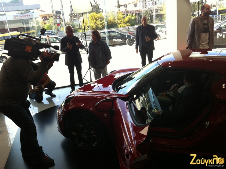 Μέσα στο Alfa Romeo 4C βρίσκονται οι Γιάννης Παπαδόπουλος και Δημήτρης Διατσίδης ενώ ο καμεραμάν τραβά τα πλάνα του...