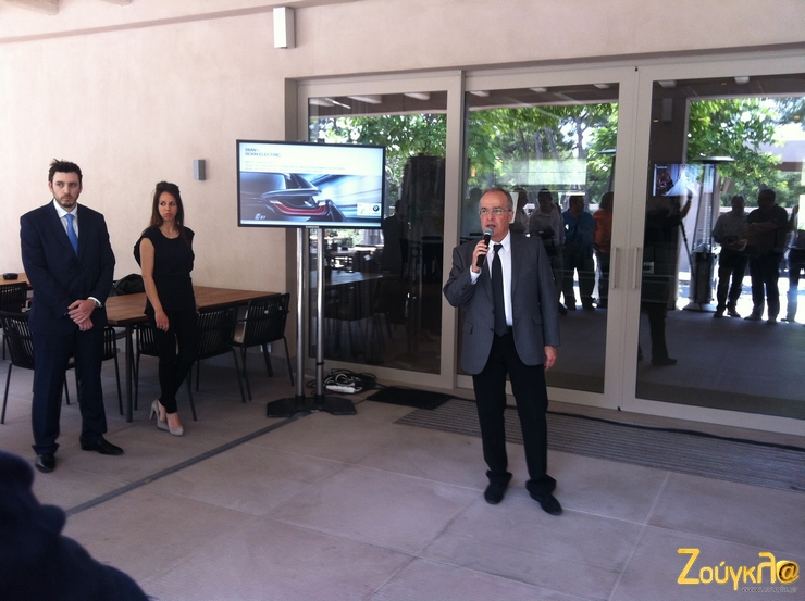 O Νίκος Ταγκούλης με το μικρόφωνο είναι ο υπεύθυνος δημοσίων σχέσεων της BMW ΝΑ Ευρώπης... Αριστερά ο Κωνσταντίνος Διαμαντής (υπέυθυνος δημοσίων σχέσεων στην Ελλάδα) και η Βιβή Δαλάκου (υπεύθυνη Social Media).