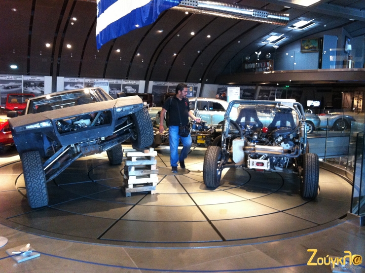 O εικονολήπτης του zougla.gr Παναγιώτης Σαγκούρης επεξεργάζεται τα δύο πρωτότυπα του 'Korres'