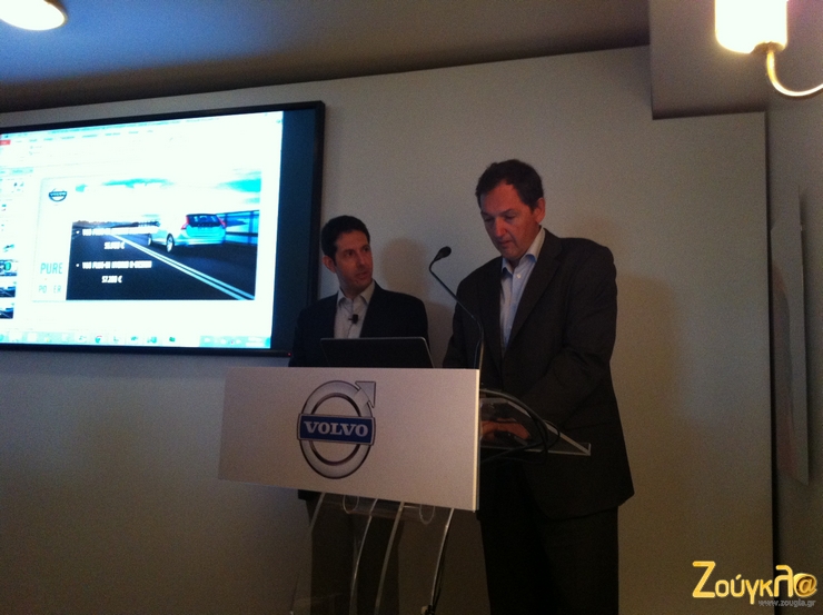 O Νίκος Μαρτίνος (διευθυντής δημοσίων σχέσεων στην Volvo) μαζί με τον Αλέξανδρο Κωστήρογλου (διευθυντή Marketing στη Volvo) ετοιμάζονται για παρουσίαση...