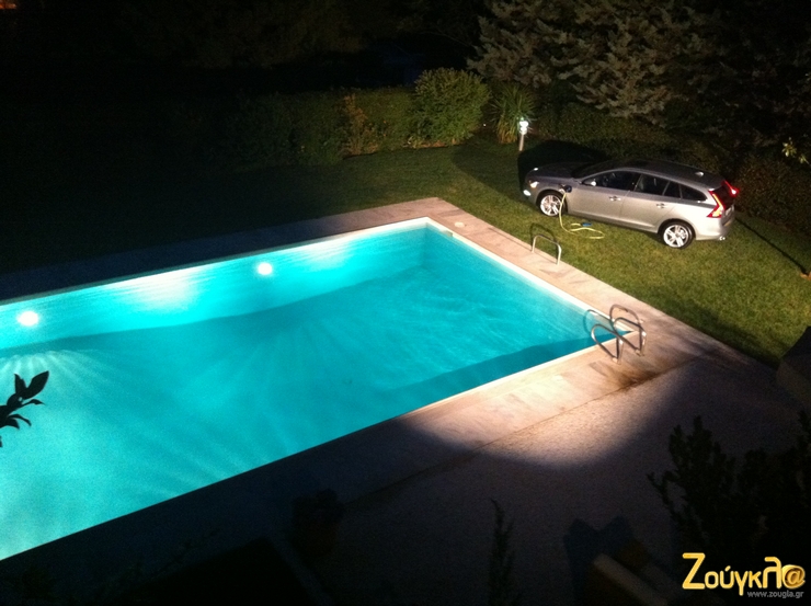 Το ηλεκτρικό Volvo φορτίζει δίπλα από την πισίνα που βρίσκεται στην οικεία της πρέσβης της Σουηδίας...