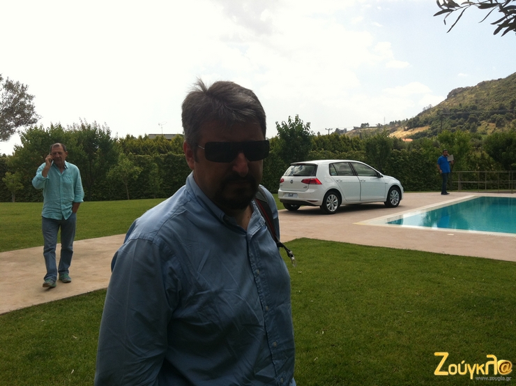 Ο Γιώργος Βαρίνος είναι ο άνθρωπος που επιμελείται πολυτελείς εκδόσεις... Αριστερά στο βάθος ο Κώστας Στεφανής μιλά στο τηλέφωνο... 