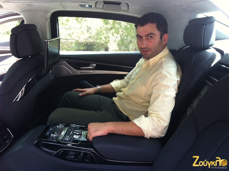 Κατά τη διάρκεια των γυρισμάτων του κορυφαίου σε θωράκιση Audi A8 είπαμε να καθίσουμε και στη θέση του.. προέδρου. Το συγκεκριμένο αυτοκίνητο μετέφερε το 2014 δεκάδες Πρωθυπουργούς και εκλεκτούς καλεσμένους.... 