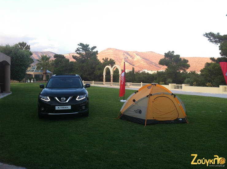Το νέο Nissan X Trail δίπλα σε μία σκηνή North Face...