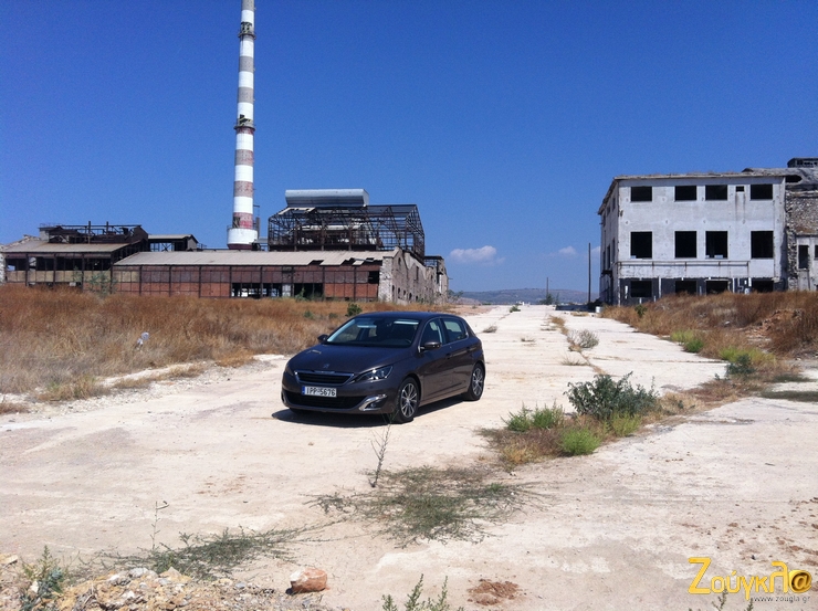 Το νέο Peugeot 308 στις εγκαταστάσεις όπου συζητιέται να γίνει η πίστα για φιλοξενεία αγώνα Formula 1 στη Δραπετσώνα...