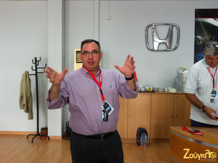 Ο υπεύθυνος δημοσίων σχέσεων του ομίλου Σαρακάκη Γιώργος Παππάς εξηγεί στους δημοσιογράφους τις λεπτομέρειες από κάποιο test drive...