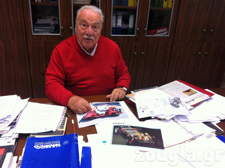 Ο Πέτρος Κοντογούρης με δύο φωτογραφίες που δείχνουν την παλιά και νέα πλατφόρμα...