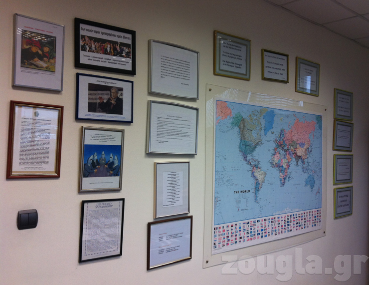 Αυτή την εικόνα συναντά κανείς αν καθίσει στο γραφείο του Πέτρου Κοντογούρη...