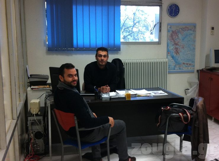 Ο Ιωάννης Ρούσσης (δεξιά) είναι διευθυντής διεθνούς εμπορίου και συζητά με συνεργάτη της εταιρείας...