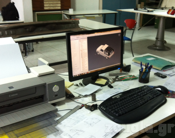 Το zougla.gr δεν μπόρεσε να αντέξει στον πειρασμό και φωτογράφησε έναν από τους υπολογιστές που έχουν στον δίσκο τους.. πολλά μυστικά αρχεία!!!