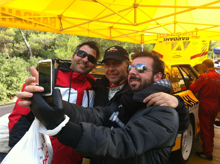 Και selfie ο Βούλγαρος με τους Έλληνες θεατές!
