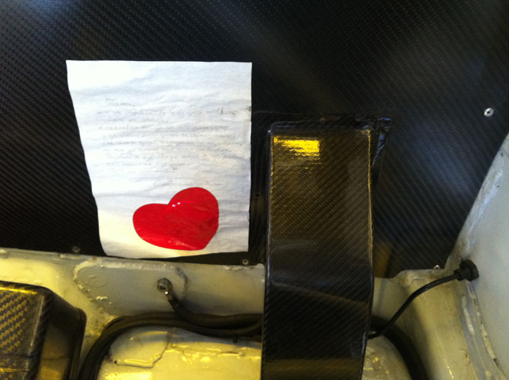 Το γράμμα της κόρης του που βρίσκεται κολλημένο πίσω από το αγωνιστικό κάθισμα...