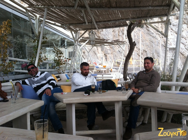 Από αριστερά: Γιώργος Καραγιωργάκης (φωτογράφος), Χρήστος Παπαχριστόπουλος και Μιχάλης Κατοπόδης... Κατά τη διάρκεια της παρουσίασης του Corsa στην Σαντορίνη.