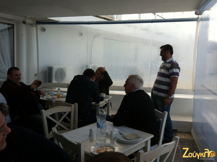 Ο Χάρης Θεοφράστου από την Θεσσαλονίκη το παίζει... μοντέλο για χάρη του 'φωτογράφου' Γιώργου Τριανταφύλλη...