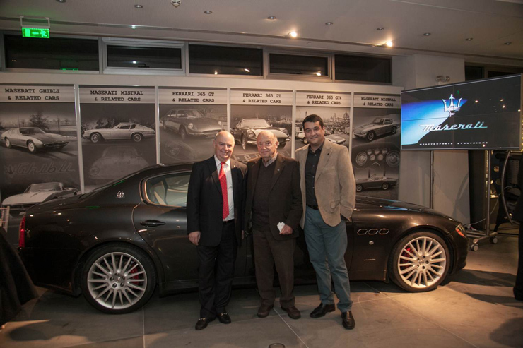 Από αριστερά: Γιώργος Λυμπεράκης, Μίμης Πλέσσας και ο Θάνασης Γεωργουλάς με φόντο το Maserati Quattroporte Sport GT-S