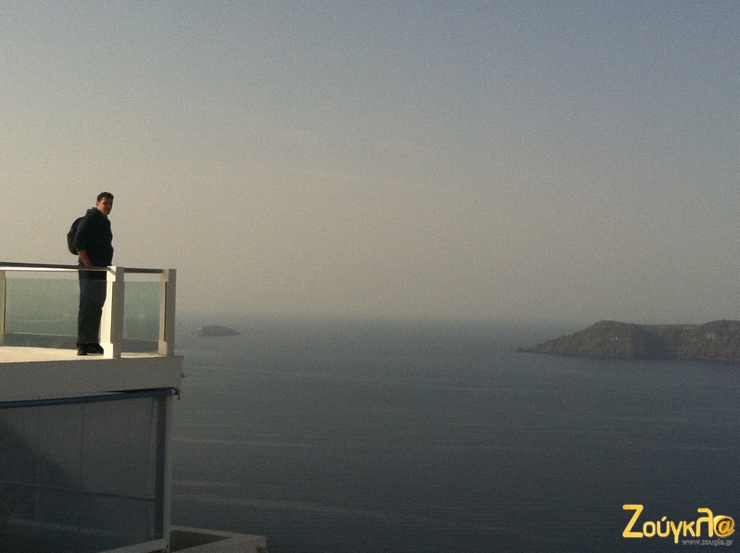 Σπάνια φωτογραφία του δημοσιογράφου Πάνου Διαμάντη στην Σαντορίνη... Μετρ και γνώστης των αγώνων...